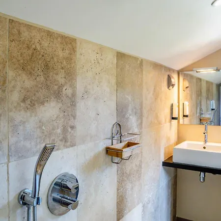 Отель Logis L'auberge De Larressingle